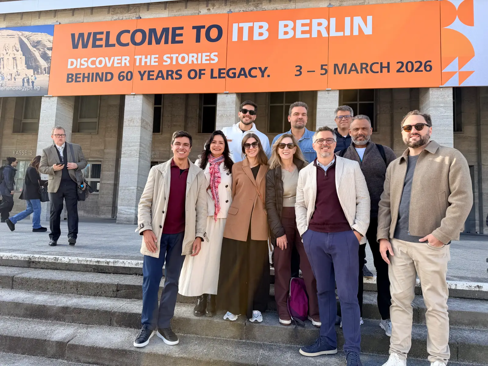 Grupo do Hoteleiros do Futuro na entrada da ITB Berlim 2026