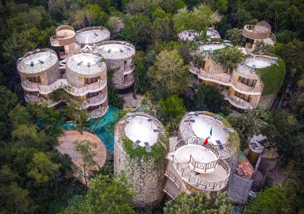 Vista aérea de hotel-boutique em Tulum com arquitetura orgânica integrada à selva