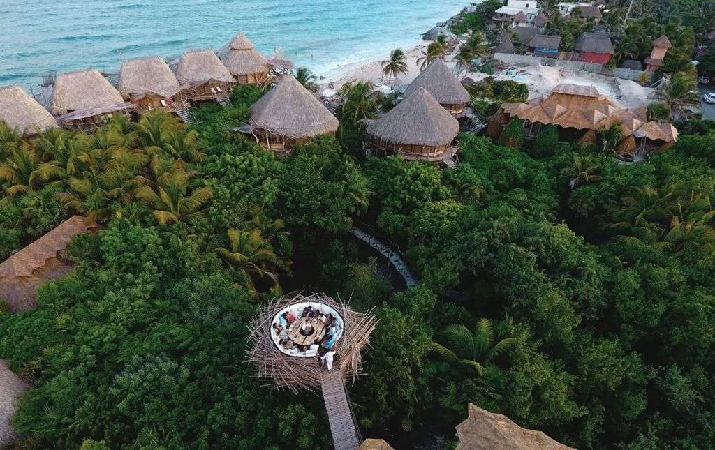 Cabanas de palha à beira-mar em Tulum vistas de cima